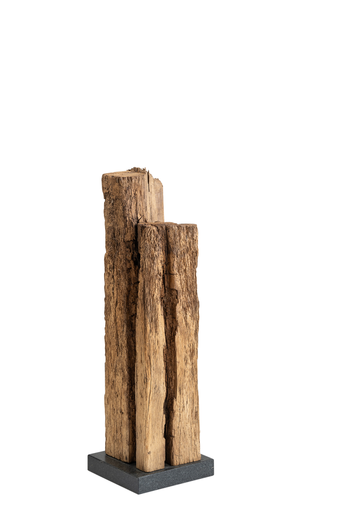 Eine Eichenholz-Skulptur, die auf einem steinernen Sockel steht. Die Skulptur zeigt eine abstrakte Form, die aus dem Eichenholz geschnitzt wurde. Die natürliche Maserung des Holzes ist sichtbar und verleiht der Skulptur eine warme und organische Ästhetik. Die Skulptur steht stabil auf einem massiven Steinsockel, der ihr eine solide Basis verleiht. Die Kombination aus Holz und Stein schafft eine harmonische Verbindung von Natur und Handwerkskunst.